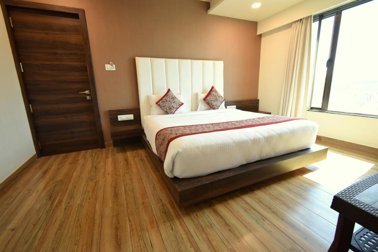 Hotel Pari Dwārka Kültér fotó